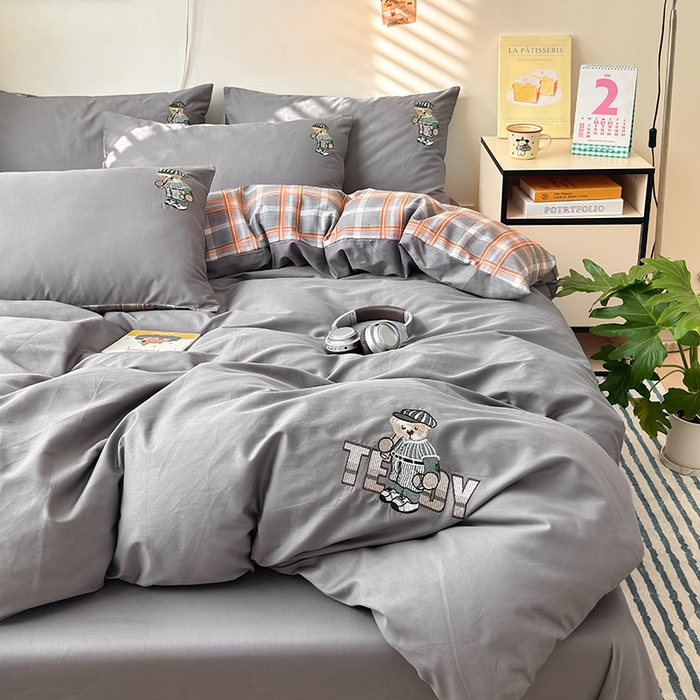 91家纺网 家纺一手货源 找家纺 优悦生活馆 2025新款全棉亲肤刺绣成人款四件套-小熊 小熊-深灰