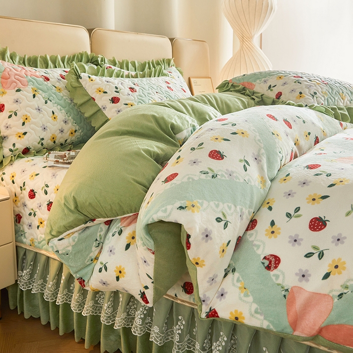 91家纺网 家纺一手货源 找家纺 艾裙海 2025新款高克重加厚保暖A类牛奶绒夹棉床盖系列四件套 甜心草莓