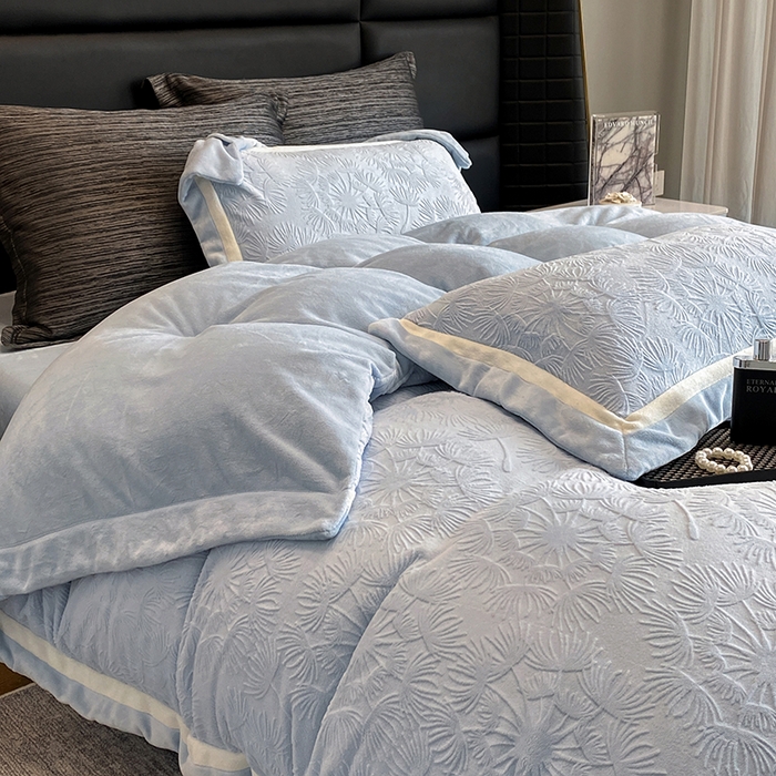 91家纺网 家纺一手货源 找家纺 2025新款秋冬AB版250克全消光立体雕花烂花牛奶绒双拼角四件套-璀璨烟花 璀璨烟花-浅天蓝