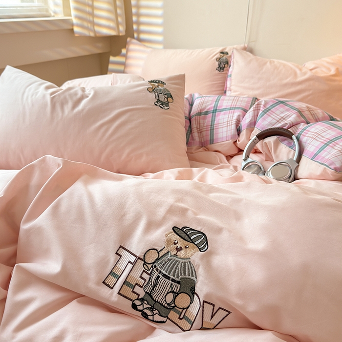 91家纺网 家纺一手货源 找家纺 优悦生活馆 2025新款全棉亲肤刺绣成人款四件套-小熊 小熊-粉