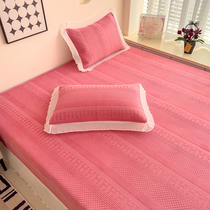 91家纺网 家纺一手货源 找家纺 冬然家纺 2024新款雕花绒榻榻米床盖玫瑰粉