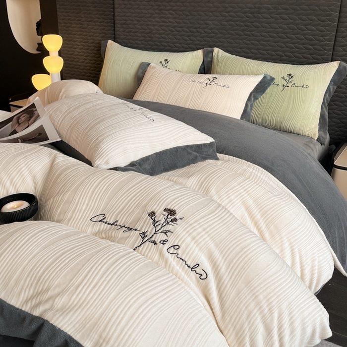 91家纺网 家纺一手货源 找家纺 （总）子曰 2025新款230g全消光轻奢牛奶绒立体雕花刺绣四件套-丽莎