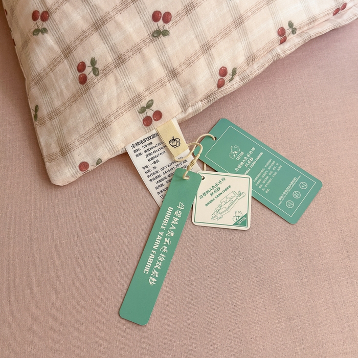 91家纺网 家纺一手货源 找家纺 2024秋冬新款系带格子双层纱四件套 咖格樱桃