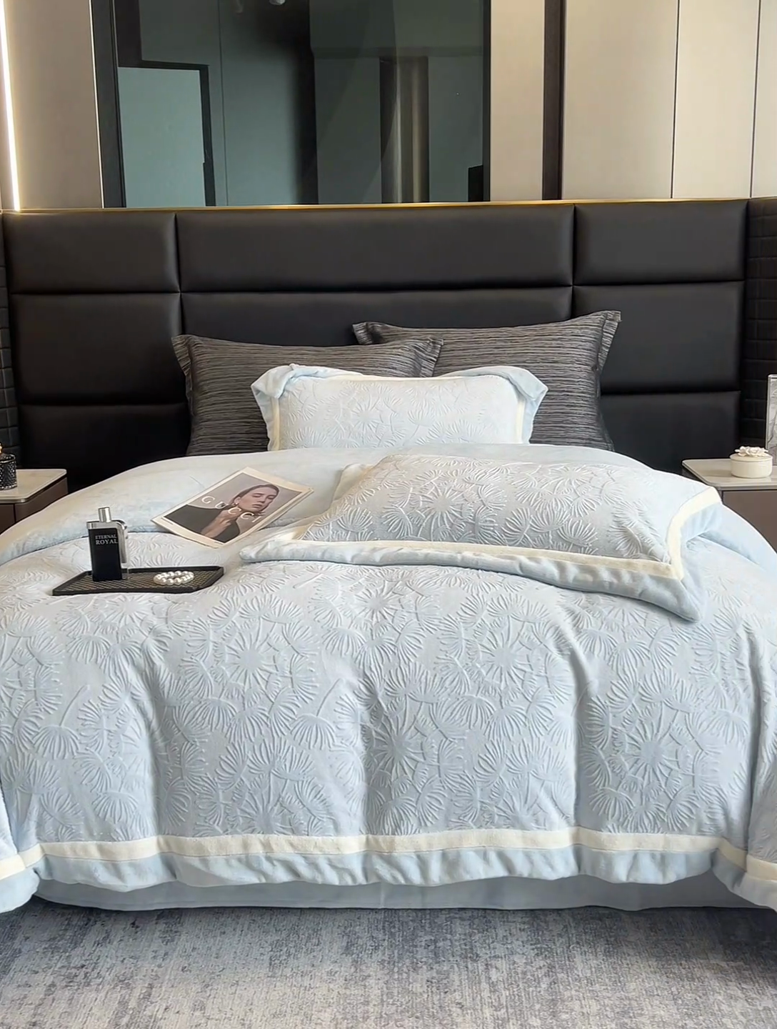 91家纺网 家纺一手货源 找家纺 2025新款秋冬AB版250克全消光立体雕花烂花牛奶绒双拼角四件套-璀璨烟花 璀璨烟花-浅天蓝