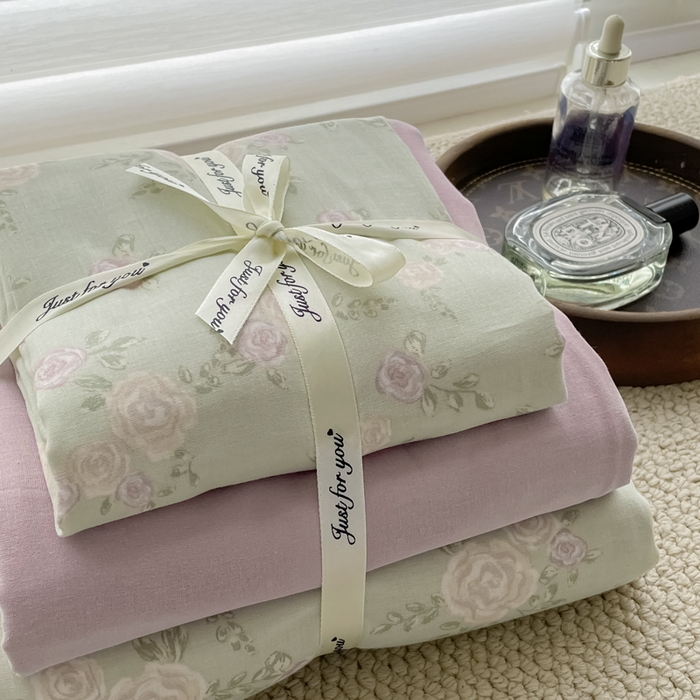 91家纺网 家纺一手货源 找家纺 一比一家纺 2025新款全棉母婴级抗菌有氧全棉双层纱亲肤全棉小清新印花三件套四件套 木槿-紫