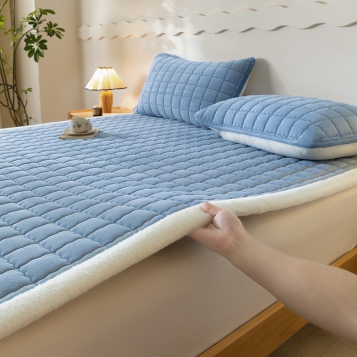 91家纺网 家纺一手货源 找家纺 鑫钰 2024秋冬新款加厚牛奶绒床垫床褥床护垫 暖格-湖蓝