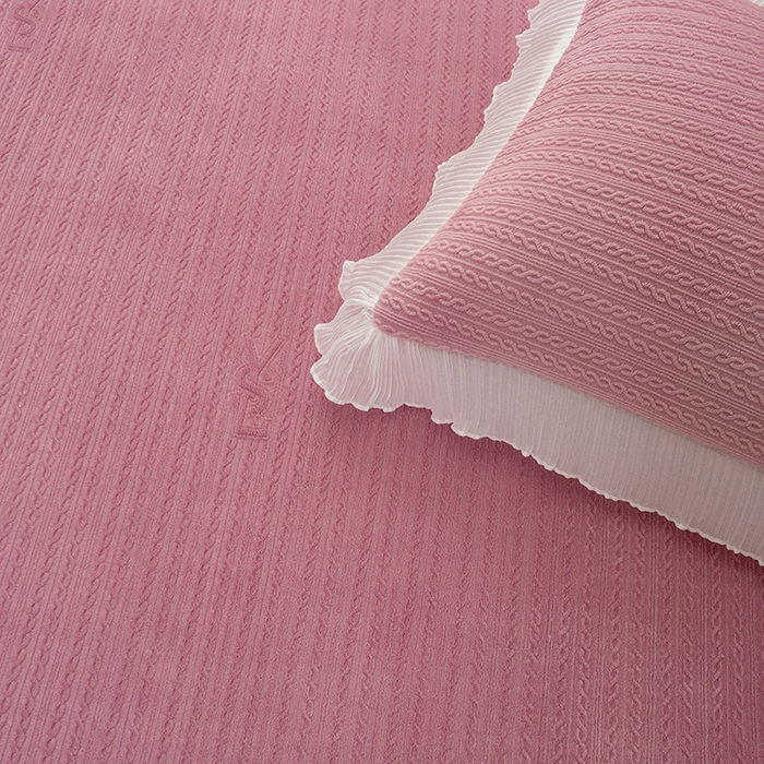 91家纺网 家纺一手货源 找家纺 冬然家纺 2024新款雕花绒榻榻米床盖小麦穗豆沙粉