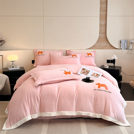 爱家（原缔乐家纺） 2024新款A类牛奶绒pu皮贴布四件套-艾玛斯 艾玛斯-公主粉
