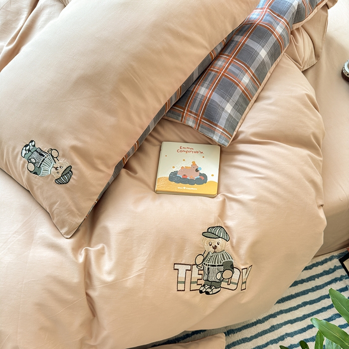 91家纺网 家纺一手货源 找家纺 优悦生活馆 2025新款全棉亲肤刺绣成人款四件套-小熊 小熊-卡其