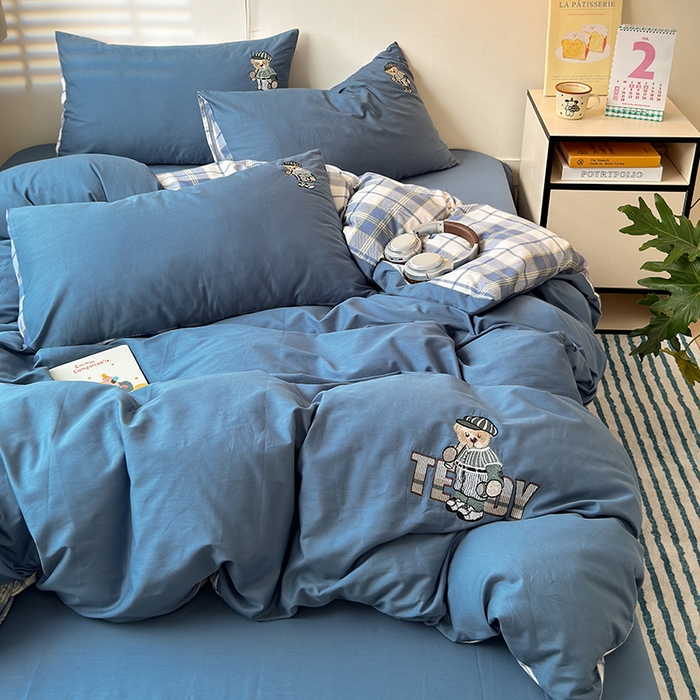 91家纺网 家纺一手货源 找家纺 优悦生活馆 2025新款全棉亲肤刺绣成人款四件套-小熊 小熊-宾利蓝