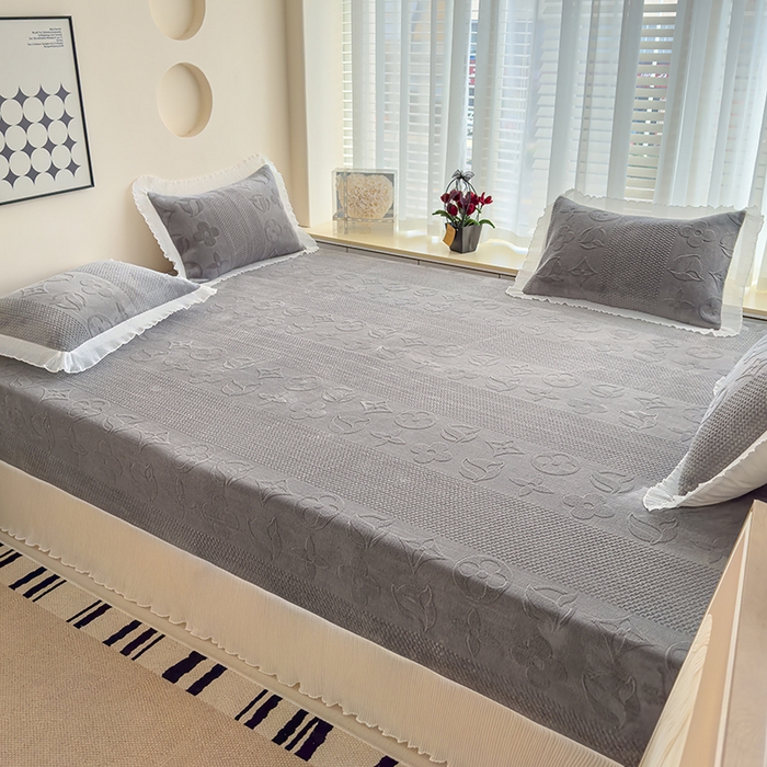 91家纺网 家纺一手货源 找家纺 冬然家纺 2024新款雕花绒榻榻米床盖赫本灰