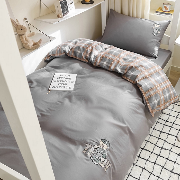 91家纺网 家纺一手货源 找家纺 优悦生活馆 2025新款全棉刺绣亲肤学生款套件-小熊 小熊-深灰