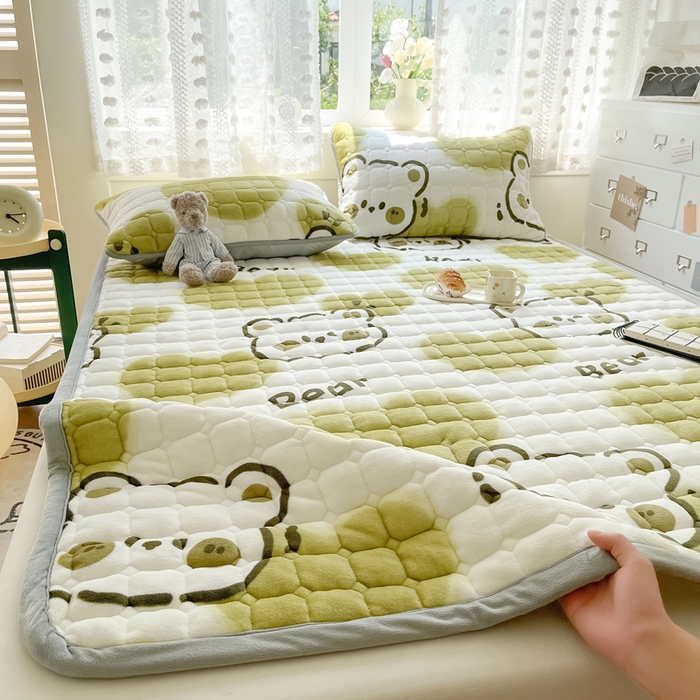 91家纺网 家纺一手货源 找家纺 2024新款牛奶绒床垫保暖床褥子夹棉加厚印花床护垫大床图 绿心熊