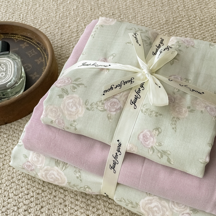 91家纺网 家纺一手货源 找家纺 一比一家纺 2025新款全棉母婴级抗菌有氧全棉双层纱亲肤全棉小清新印花三件套四件套 木槿-紫