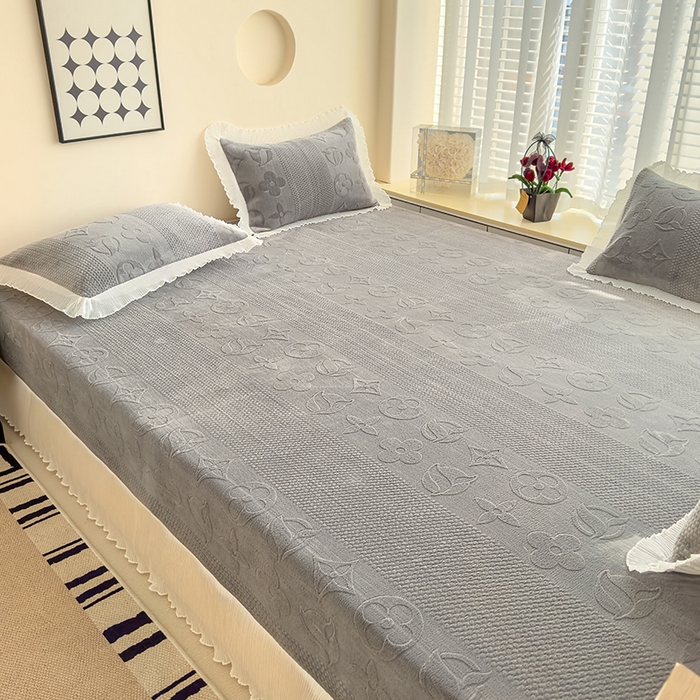 91家纺网 家纺一手货源 找家纺 冬然家纺 2024新款雕花绒榻榻米床盖赫本灰