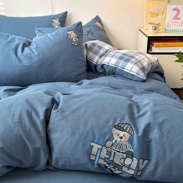 91家纺网 家纺一手货源 找家纺 优悦生活馆 2025新款全棉亲肤刺绣成人款四件套-小熊 小熊-宾利蓝