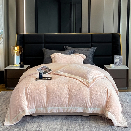 91家纺网 家纺一手货源 找家纺 2025新款秋冬AB版250克全消光立体雕花烂花牛奶绒双拼角四件套-璀璨烟花 璀璨烟花-白桃粉