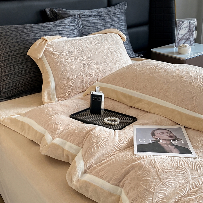 91家纺网 家纺一手货源 找家纺 2025新款秋冬AB版250克全消光立体雕花烂花牛奶绒双拼角四件套-璀璨烟花 璀璨烟花-卡其色