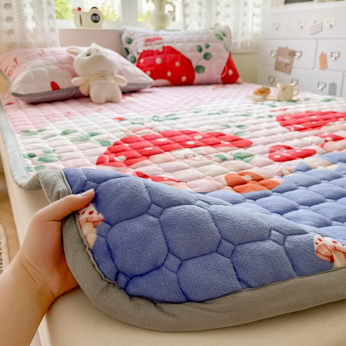 91家纺网 家纺一手货源 找家纺 2024新款牛奶绒床垫保暖床褥子夹棉加厚印花床护垫大床图 蘑菇小兔