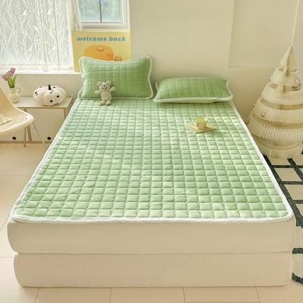91家纺网 家纺一手货源 找家纺 安琪家纺 2025新款A类牛奶绒夹棉床褥垫 草绿色