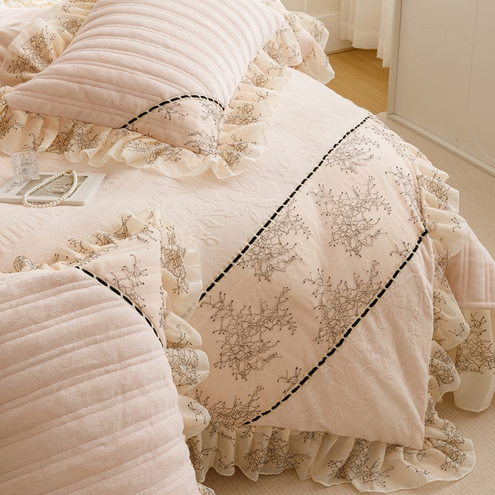 91家纺网 家纺一手货源 找家纺 （总）胜权家纺 2024新款小香风牛奶绒夹棉床盖四件套-芭莎系列