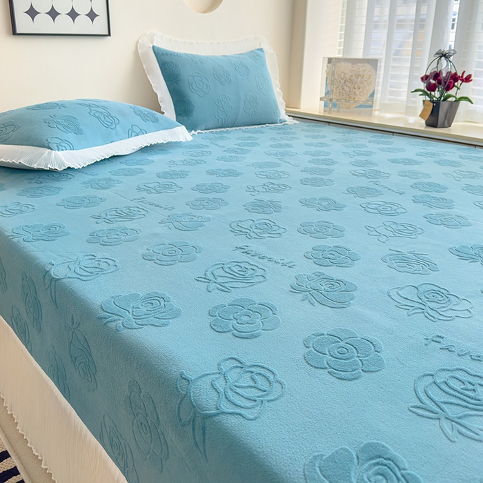 91家纺网 家纺一手货源 找家纺 冬然家纺 2024新款雕花绒榻榻米床盖玫瑰湖蓝