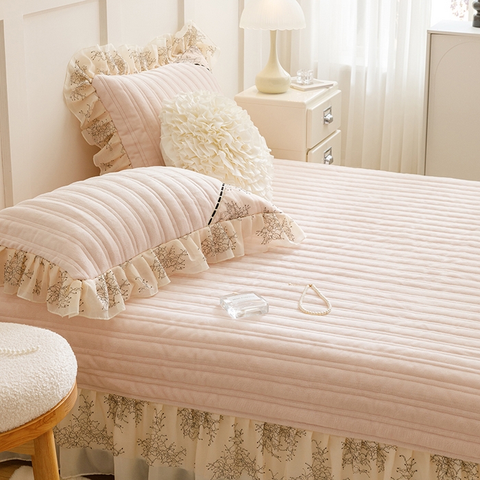 91家纺网 家纺一手货源 找家纺 （总）胜权家纺 2024新款小香风牛奶绒夹棉单品床盖-芭莎系列