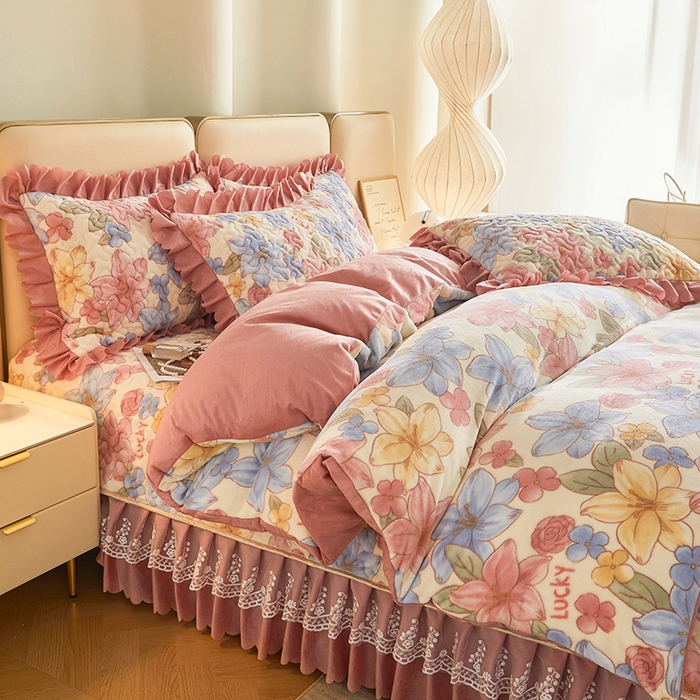 91家纺网 家纺一手货源 找家纺 艾裙海 2025新款高克重加厚保暖A类牛奶绒夹棉床盖系列四件套 花开物语