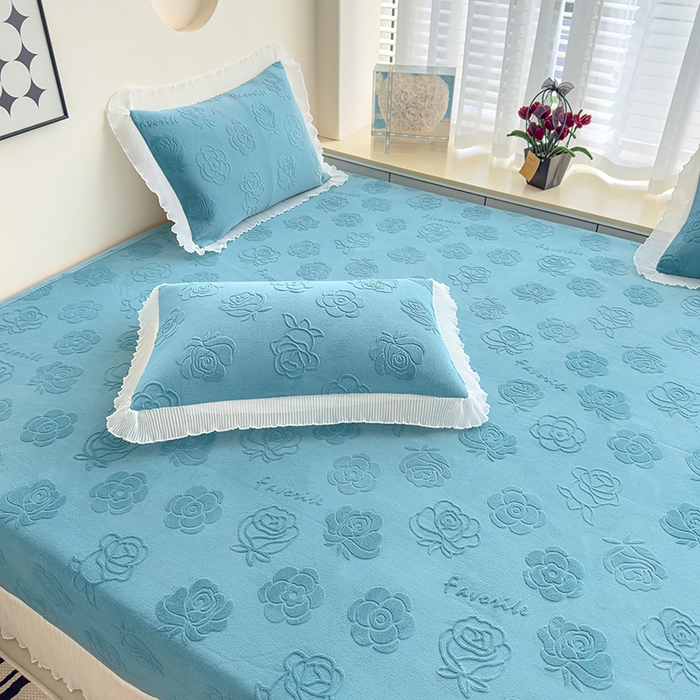 91家纺网 家纺一手货源 找家纺 冬然家纺 2024新款雕花绒榻榻米床盖玫瑰湖蓝