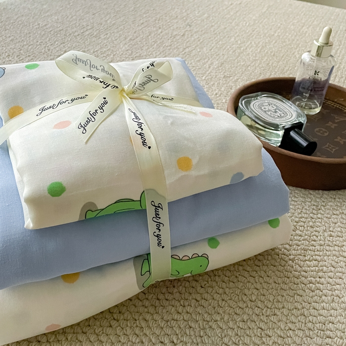 91家纺网 家纺一手货源 找家纺 一比一家纺 2025新款全棉母婴级抗菌有氧全棉双层纱亲肤全棉小清新印花三件套四件套 恐龙派对