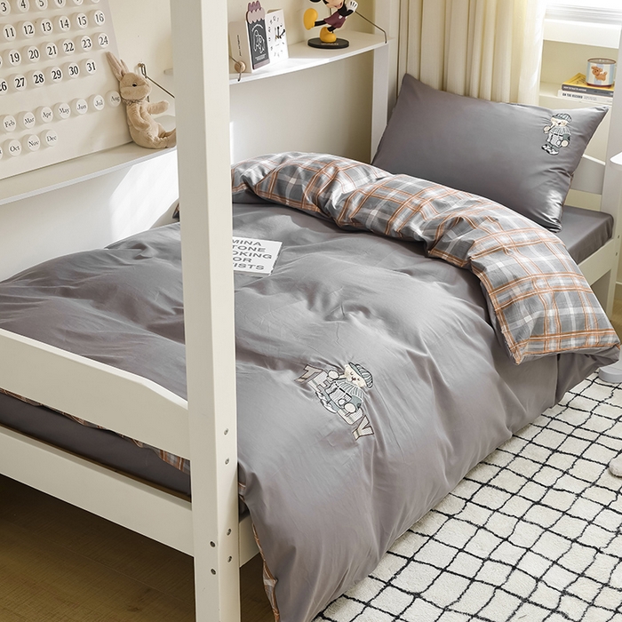 91家纺网 家纺一手货源 找家纺 优悦生活馆 2025新款全棉刺绣亲肤学生款套件-小熊 小熊-深灰