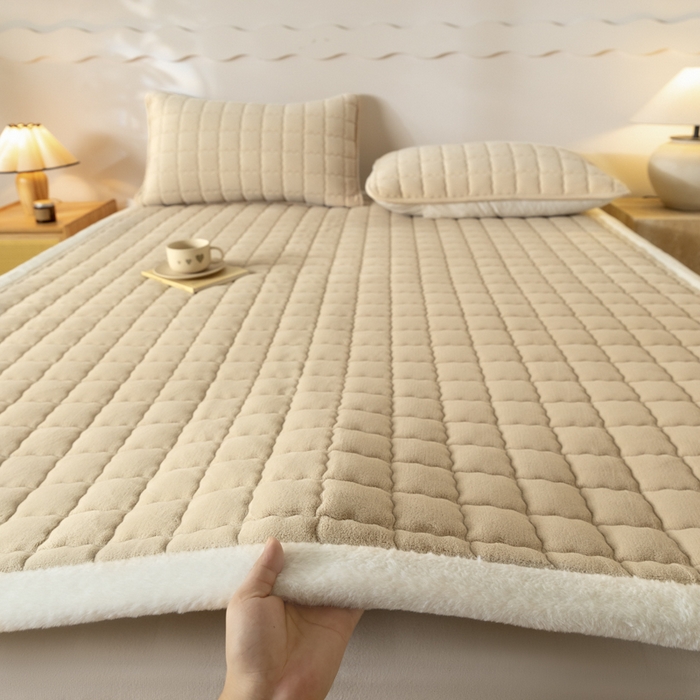91家纺网 家纺一手货源 找家纺 鑫钰 2024秋冬新款加厚牛奶绒床垫床褥床护垫 暖格-卡其