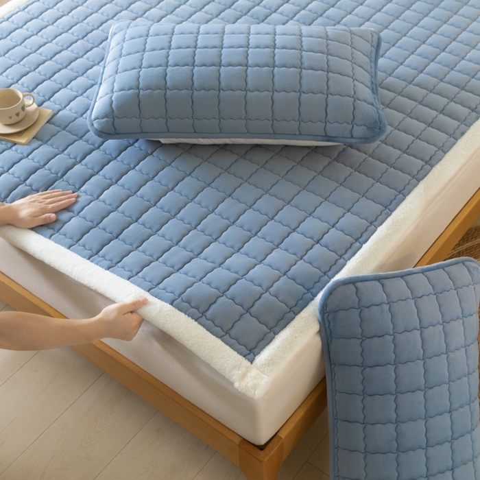 91家纺网 家纺一手货源 找家纺 鑫钰 2024秋冬新款加厚牛奶绒床垫床褥床护垫 暖格-湖蓝