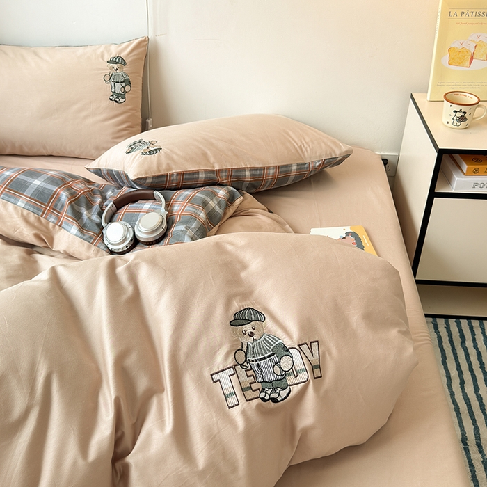 91家纺网 家纺一手货源 找家纺 优悦生活馆 2025新款全棉亲肤刺绣成人款四件套-小熊 小熊-卡其