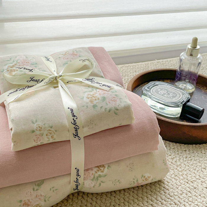 91家纺网 家纺一手货源 找家纺 一比一家纺 2025新款全棉母婴级抗菌有氧全棉双层纱亲肤全棉小清新印花三件套四件套 松子小姐-粉