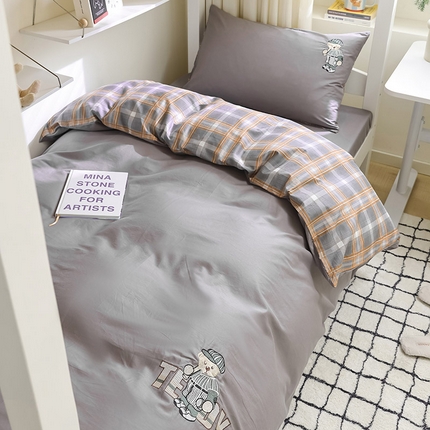 91家纺网 家纺一手货源 找家纺 优悦生活馆 2025新款全棉刺绣亲肤学生款套件-小熊 小熊-深灰