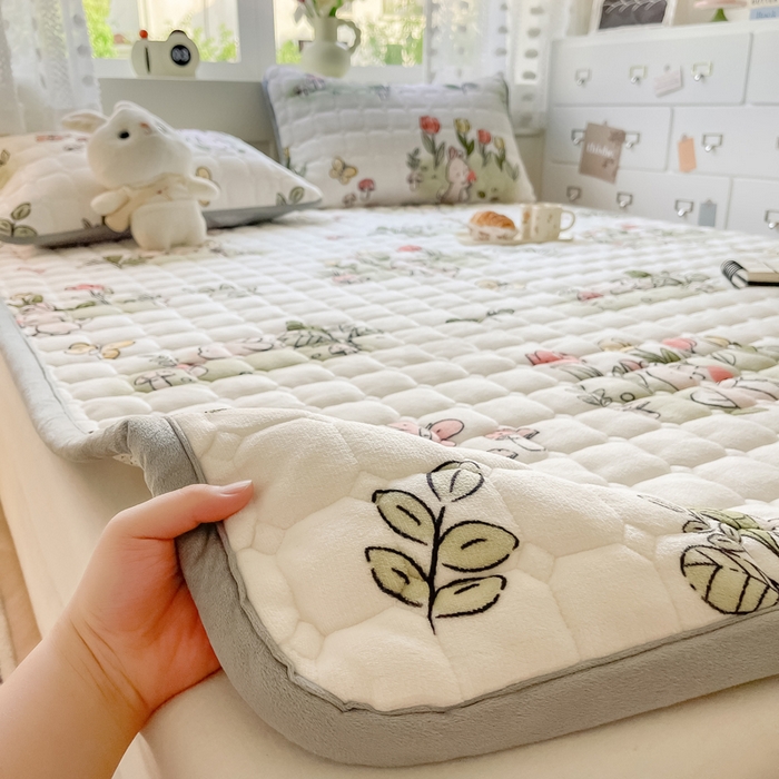 91家纺网 家纺一手货源 找家纺 2024新款牛奶绒床垫保暖床褥子夹棉加厚印花床护垫大床图 花丛小兔