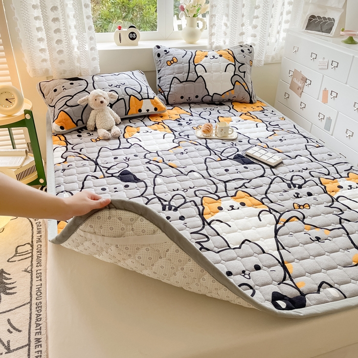 91家纺网 家纺一手货源 找家纺 2024新款牛奶绒床垫保暖床褥子夹棉加厚印花床护垫大床图 猫咪乐园