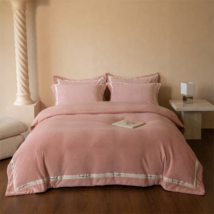 91家纺网 家纺一手货源 找家纺 2024新款高克重牛奶绒撞色宽边四件套-时尚格调 浅粉