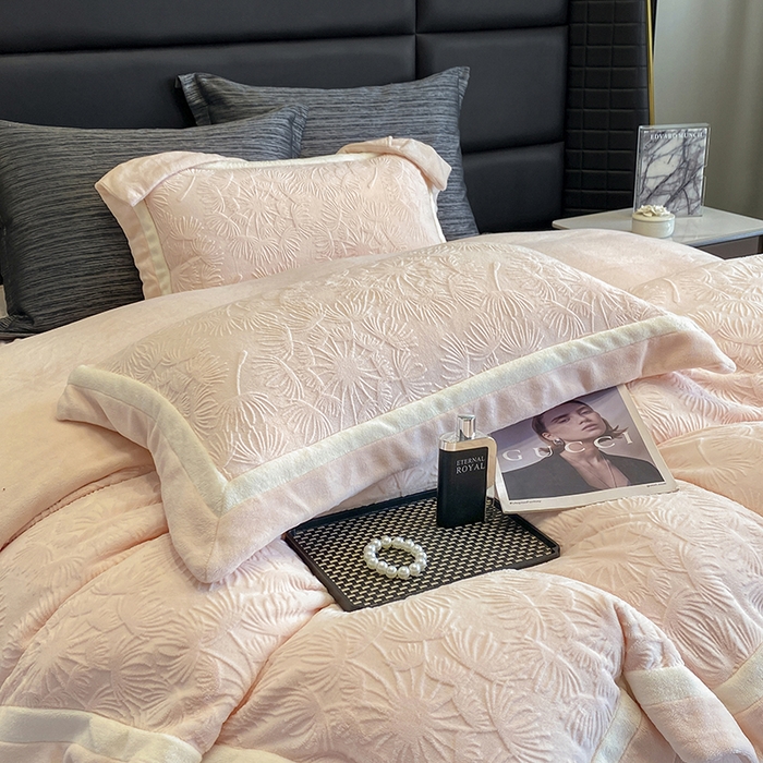91家纺网 家纺一手货源 找家纺 2025新款秋冬AB版250克全消光立体雕花烂花牛奶绒双拼角四件套-璀璨烟花 璀璨烟花-白桃粉