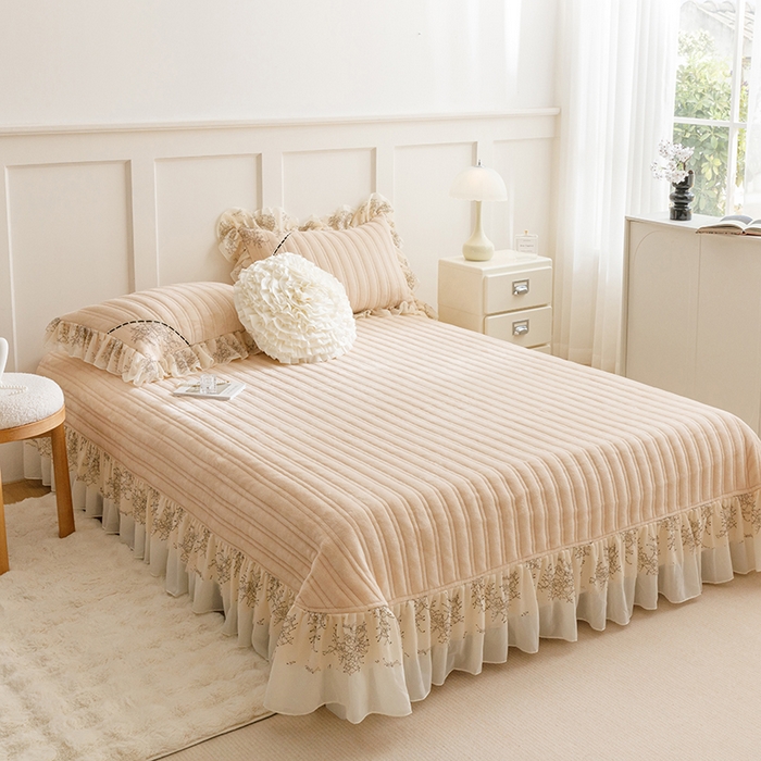 91家纺网 家纺一手货源 找家纺 胜权家纺 2024新款小香风牛奶绒夹棉单品床盖-芭莎系列 芭莎-米