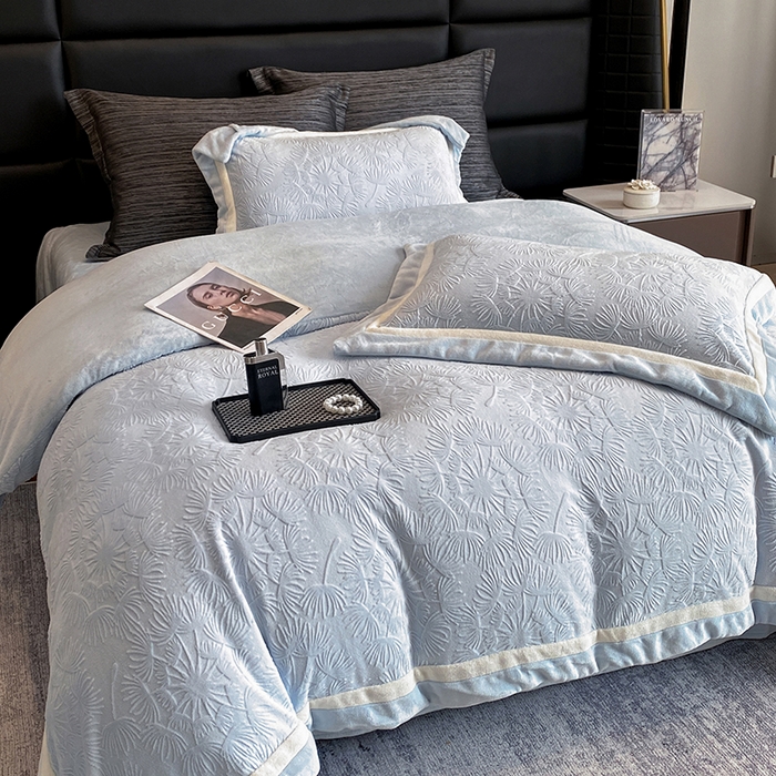 91家纺网 家纺一手货源 找家纺 2025新款秋冬AB版250克全消光立体雕花烂花牛奶绒双拼角四件套-璀璨烟花 璀璨烟花-浅天蓝