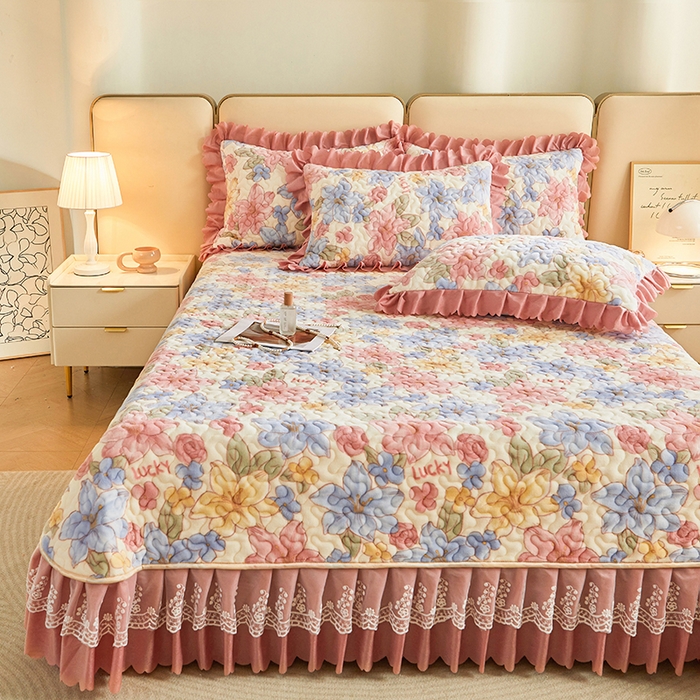 91家纺网 家纺一手货源 找家纺 艾裙海 2025新款高克重加厚保暖A类牛奶绒夹棉床盖系列四件套 花开物语