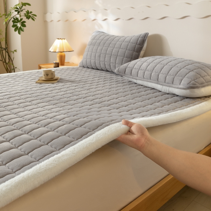 91家纺网 家纺一手货源 找家纺 鑫钰 2024秋冬新款加厚牛奶绒床垫床褥床护垫 暖格-紫灰