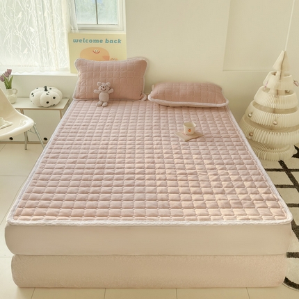 91家纺网 家纺一手货源 找家纺 安琪家纺 2025新款A类牛奶绒夹棉床褥垫 粉玉色