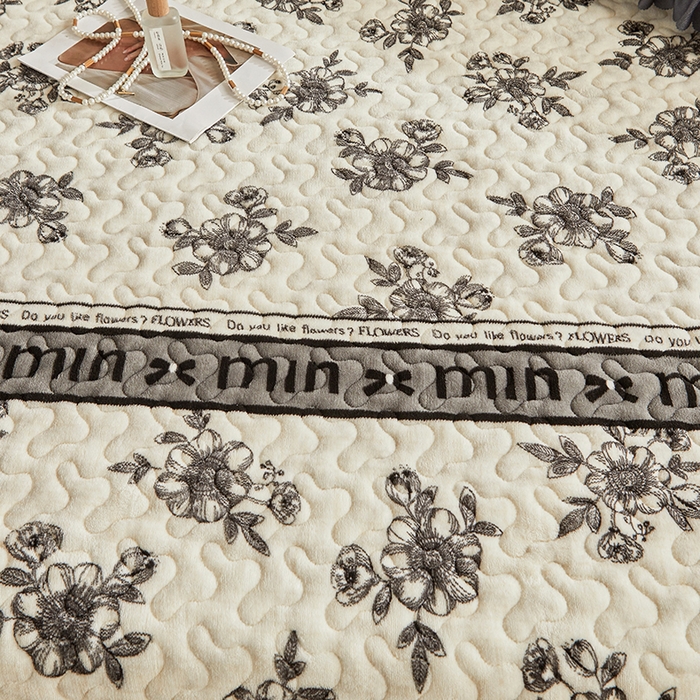 91家纺网 家纺一手货源 找家纺 艾裙海 2025新款高克重加厚保暖A类牛奶绒夹棉床盖系列四件套 莫奈花园