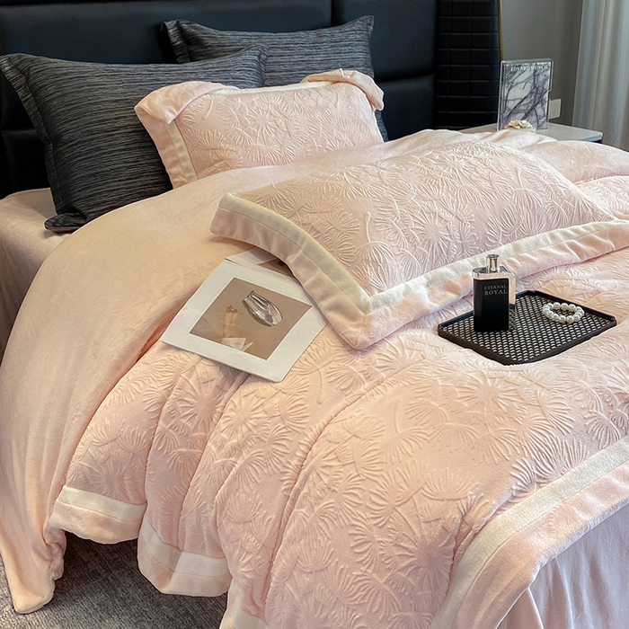 91家纺网 家纺一手货源 找家纺 2025新款秋冬AB版250克全消光立体雕花烂花牛奶绒双拼角四件套-璀璨烟花 璀璨烟花-白桃粉