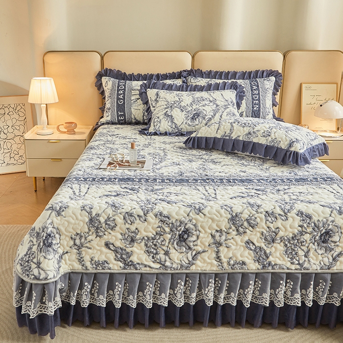 91家纺网 家纺一手货源 找家纺 艾裙海 2025新款高克重加厚保暖A类牛奶绒夹棉床盖系列四件套 花影如梦