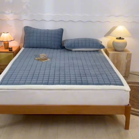 91家纺网 家纺一手货源 找家纺 鑫钰 2024秋冬新款加厚牛奶绒床垫床褥床护垫 暖格-湖蓝