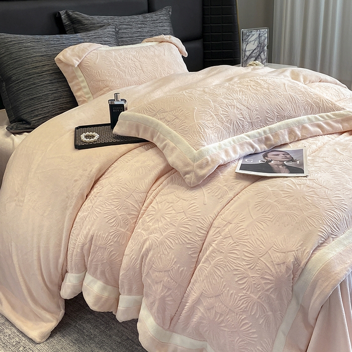 91家纺网 家纺一手货源 找家纺 2025新款秋冬AB版250克全消光立体雕花烂花牛奶绒双拼角四件套-璀璨烟花 璀璨烟花-白桃粉